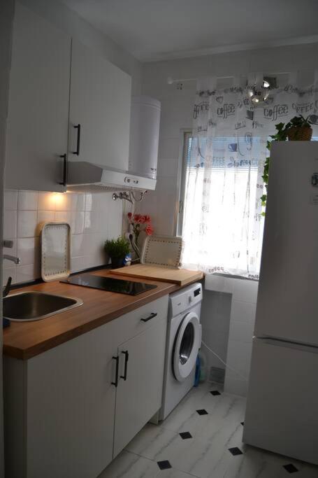 Cozy And Well Connected Apartment セビリア エクステリア 写真