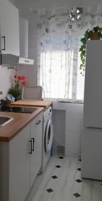 Cozy And Well Connected Apartment セビリア エクステリア 写真