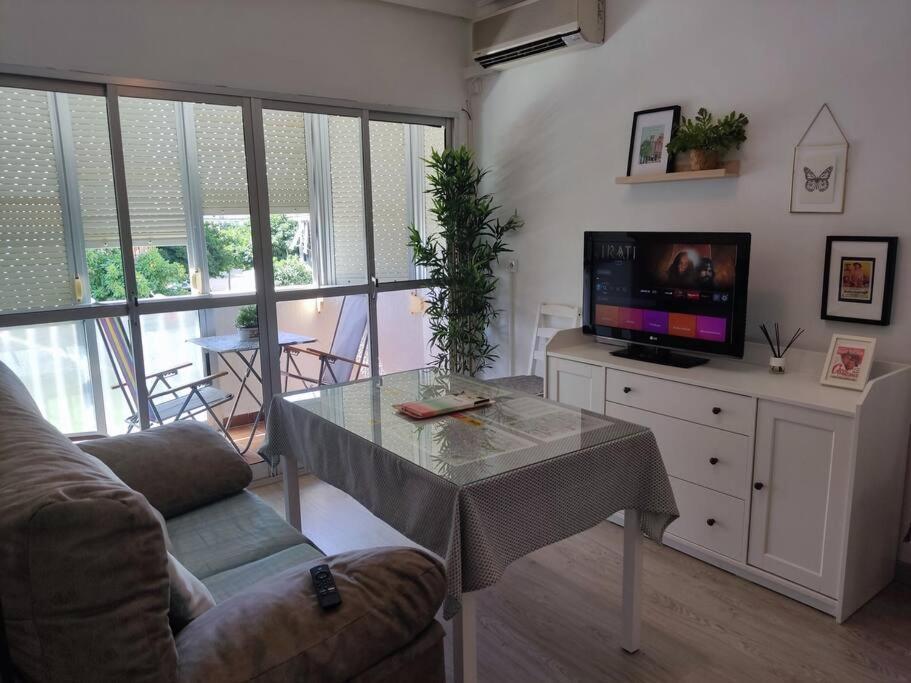 Cozy And Well Connected Apartment セビリア エクステリア 写真